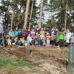 Kinder der Kita Kunterbunt pflanzen 1500 Kieferbäumchen im Osterholz