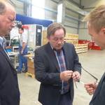 Horst Wulfkuhle, Geschäftsführer der RTW GmbH, erklärt Oberbürgermeister Andreas Henke (rechts) und Unternehmerbürochef Thomas Rimpler (links), worauf es bei der Produktion der Spezialrohre ankommt