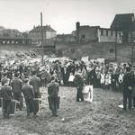 Walter Gemm zur Grundsteinlegung für die Gedenkstätte Franzosenkirche, 7. April 1965. Gemm gestaltete die Entwürfe für den Bau der Gedenkstätte