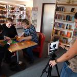 Die Filmwerkstatt der Stadtbibliothek mit Daniel Szarata, Stefanie Franz, Birgit Sommer und Stefanie Hahn in Aktion (v.l.n.r.)