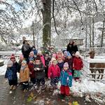 Die fleißigen Kinder der Kita 'Waldblick' freuten sich über den geschmückten Weihnachtsbaum