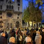 Anlässlich des Erinnerns an die Schrecken der Reichsprogromnacht fanden sich viele Halberstädterinnen und Halberstädter zum Gedenken an den 'Steinen der Erinnerung' am Dom zu Halberstadt ein