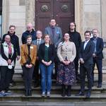 Der wissenschaftliche Beirat vor dem Städtischen Museum (v.l.n.r.): Dr. Babette Ludowici, Dr. Oliver Schlegel, Lara Madita Haps, Dr. Veit Dresely, Dr. Volker Bürger, Caroline Janick, Dr. Patrick Schollmeyer, Dr. Antje J. Gornig, Prof. Dr. Jörg Orschiedt, Oberbürgermeister Daniel Szarata, Dr. Roland Wiermann