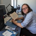 Projektmitarbeiterin Kristin Houschka bei der Archivarbeit in Halle