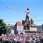 Die letzte große Feier, so der Titel des Ausstellungsabschnitts, der die Feierlichkeiten zu 1000 Jahre Markt,- Münz- und Zollrecht näher beleuchtet. Zum Höhepunkt wurde die vom 16. Juni bis 25. Juni 1989 stattfindende Festwoche, die an diesem Tag vor 35 Jahren endete. Auftritt der Geschwister Weisheit auf dem Halberstädter Holzmarkt. Foto: Burkhard Schaller