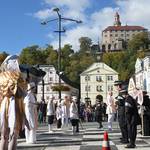 Das Lebendschachensemble Ströbeck bei seinem Auftritt auf dem Marktplatz in Náchod