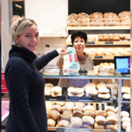 Nancy Wesemeier und Eva Kilian freuen sich über die neuen Brötchentüten  „Ganz frisch – Brötchentüten im neuen Look: Halberstadt setzt Zeichen für Gemeinschaft“