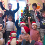 Die Kinder und Erzieher wünschen 'Frohe Weihnachten' und sagen vielen Dank für die großartige Unterstützung!