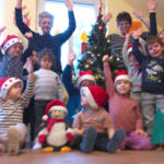 Die Kinder und Erzieher wünschen 'Frohe Weihnachten' und sagen vielen Dank für die großartige Unterstützung!