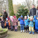 Hasengruppe schmückt Weihnachtsbaum im Tiergarten Halberstadt