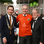 Oberbürgermeister Daniel Szarata und Stadtratspräsident Dr. Volker Bürger übereichten DFB-Präsident Bernd Neugebauer ein Trikot des VfB Germania Halberstadt