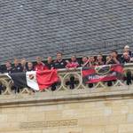 Glückliche Landesmeister bei der Ehrenveranstaltung vor dem Rathaus Halberstadt und auf dem Rathausbalkon. [(c) Stadt Halberstadt]