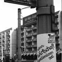 Karl-Marx-Straße Friedrich-Engels-Straße, heute Kühlinger Straße Heinrich-Julius-Straße, 1990 Straßenschilder