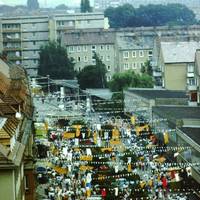 Die letzte große Feier, so der Titel des Ausstellungsabschnitts, der die Feierlichkeiten zu 1000 Jahre Markt,- Münz- und Zollrecht näher beleuchtet. Zum Höhepunkt wurde die vom 16. Juni bis 25. Juni 1989 stattfindende Festwoche, die an diesem Tag vor 35 Jahren endete. Blick auf den Breiten Weg in Richtung Bahnhof. Tausende von Halberstädtern und Gäste waren bei den Feierlichkeiten dabei.